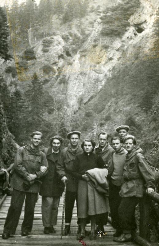 KKE 2288.jpg - Fot. Góry. Od lewej: trzeci Witold Kołakowski  – tata Janusza Kołakowskiego z grupą, Karpacz, 1950 r.
